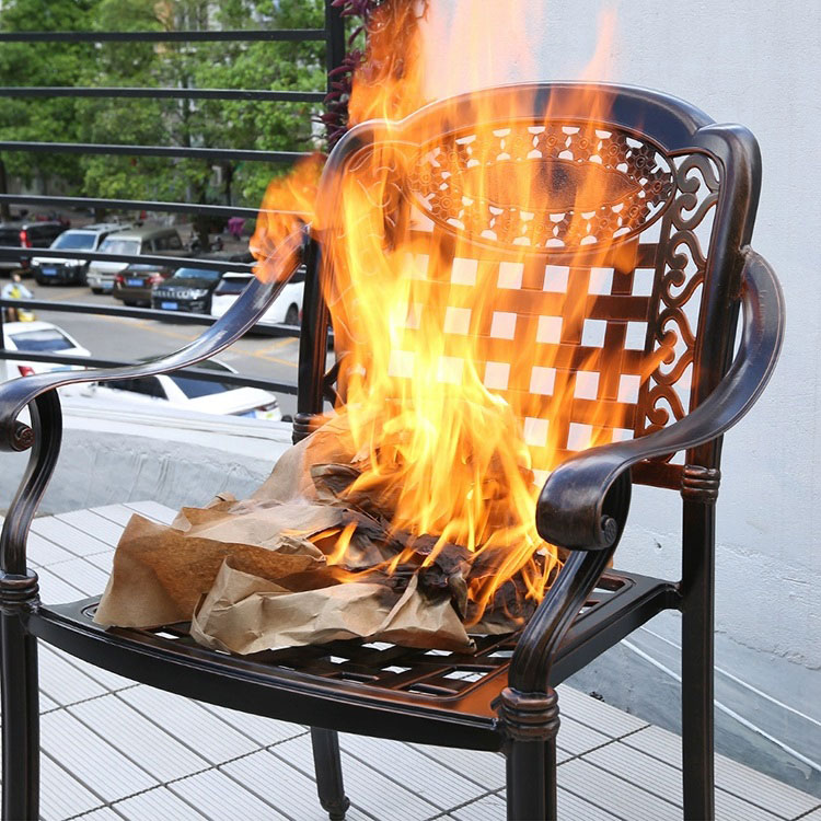 Ensemble de salle à manger de meubles de patio, ensemble de conversation extérieur en aluminium moulé toutes saisons, comprenant 4 chaises rembourrées et 1 table ronde